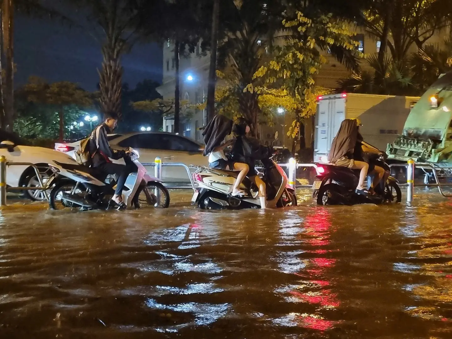 Mưa ngập khu vực Võ Chí Công gần lối lên xuống cầu Nhật Tân